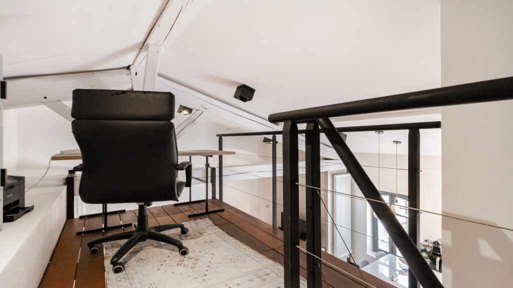 Espace de travail ave bureau et chaise