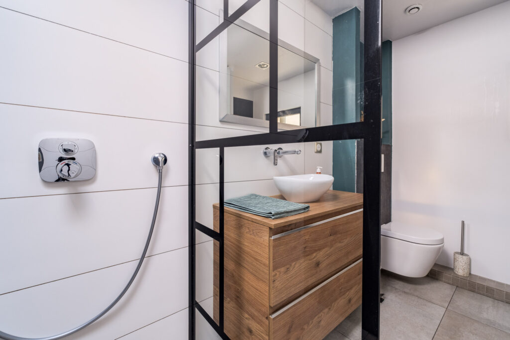 Salle de bain douche lavabo toilettes